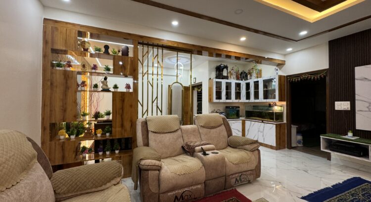 Traditional living room with wooden furniture and decorative partitions by Grandeur Elite.